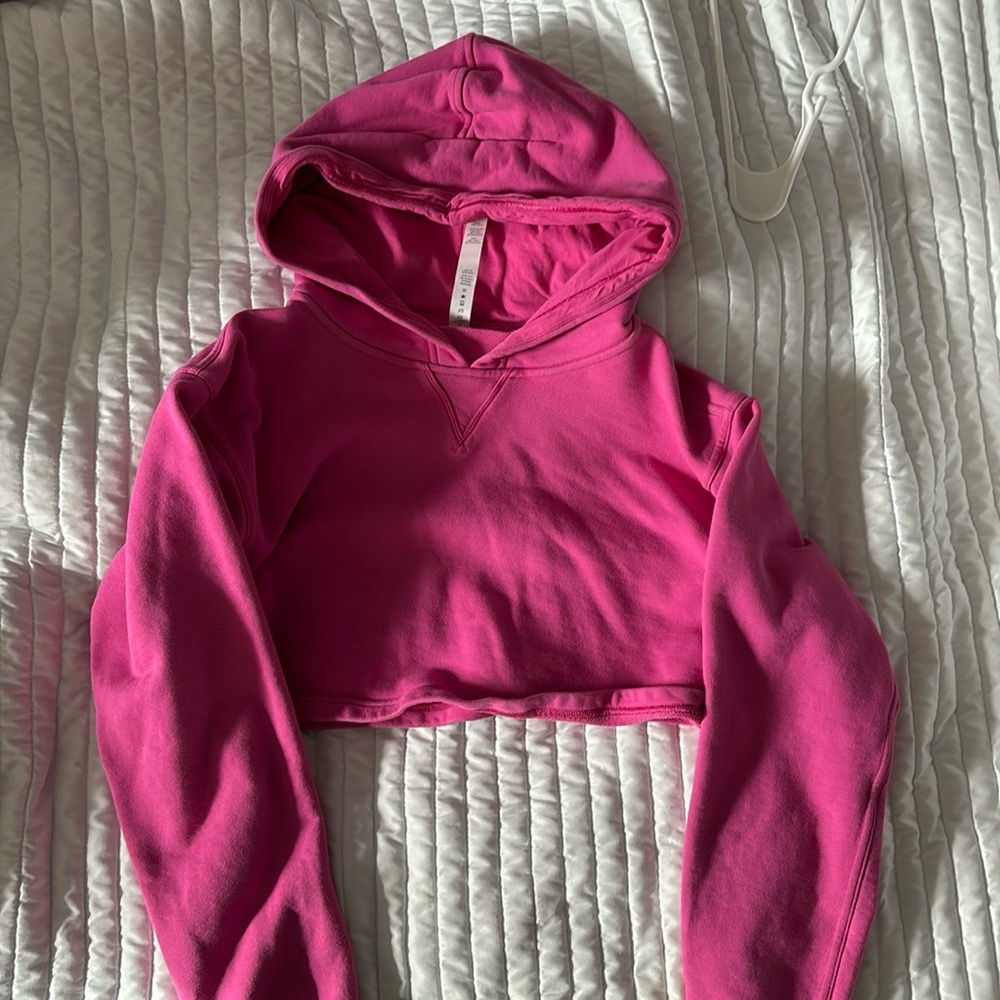CROPPED PINK LULULEMON SWEATSHIRT